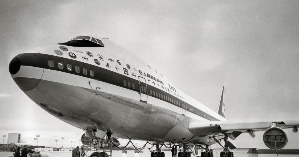 Boeing 747, pierwszy masowo produkowany amerykański komercyjny samolot pasażerski i transportowy, przed swoim pierwszym lotem w lutym 1969 r. (zdj. z kolekcji Bernarda Crocheta) /AFP