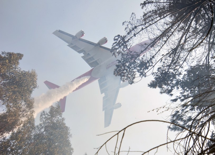 Boeing 747 wykorzystywany podczas gaszenia pożarów. Autonomiczny samolot sprawdziłby się w takiej sytuacji bardzo dobrze /AFP