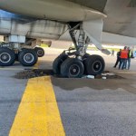 Boeing 747 zapadł się na płycie lotniska Carrasco. Trzeba było go wyciągać
