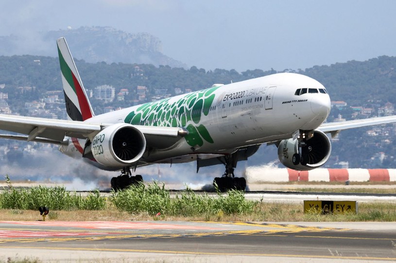 Boeing 777-300ER w barwach Emirates ląduje dzisiaj w Nicei /AFP
