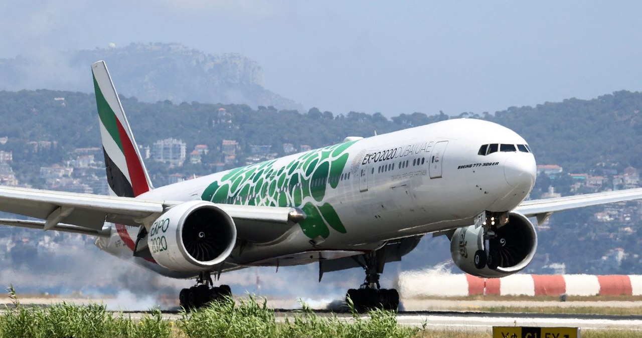 Boeing 777-300ER w barwach Emirates ląduje dzisiaj w Nicei /AFP