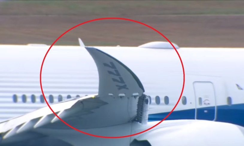 Boeing 777X ma składane końcówki skrzydeł. Dzięki temu pilotom będzie łatwiej manewrować na płycie lotniska. / zdjęcie: Boeing /domena publiczna