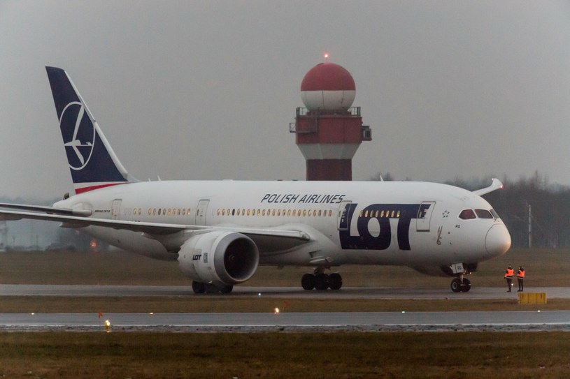 Boeing 787-8 Dreamliner poleci z Warszawy do Katowic. /Wojciech Strozyk/REPORTER /East News