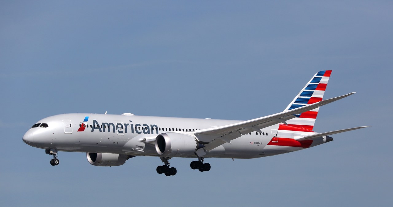 Boeing 787-8 Dreamliner w barwach American Airlines /123RF/PICSEL