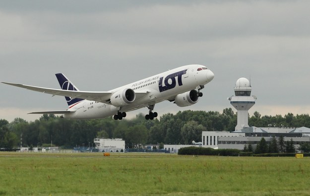 Boeing 787 Dreamliner należący do PLL LOT startuje z lotniska Chopina w Warszawie /Radek Pietruszka /PAP