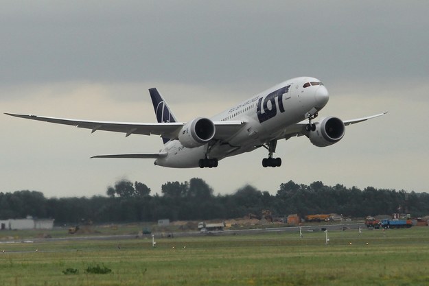 Boeing 787 Dreamliner PLL LOT startuje z lotniska Chopina w Warszawie /Radek Pietruszka /PAP