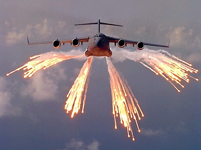 Boeing C-17 wystrzeliwuje flary podczas ćwiczeń /AFP