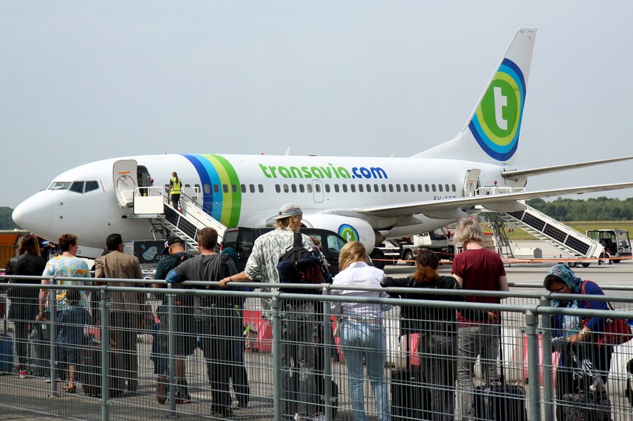 Boeing lądował awaryjnie na lotnisku w Amsterdamie. Do silnika wleciał... bocian