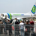 Boeing lądował awaryjnie na lotnisku w Amsterdamie. Do silnika wleciał... bocian