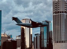 Boeing przemknął tuż obok biurowca. Ludzie krzyczeli z przerażenia