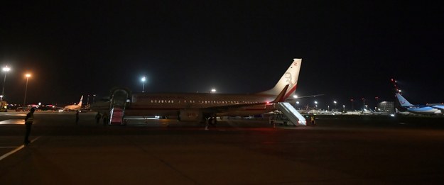 Boeing z ewakuowanymi Polakami na warszawskim lotnisku /Marcin Obara /PAP