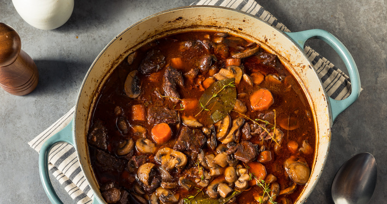 Boeuf Bourguignon to świetny pomysł na jednogarnkową ucztę z piekarnika /123RF/PICSEL