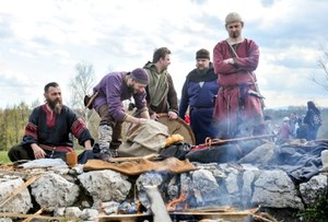 Bóg stworzył świat współpracując z Diabłem. Stworzyli rozbudowaną opowieść