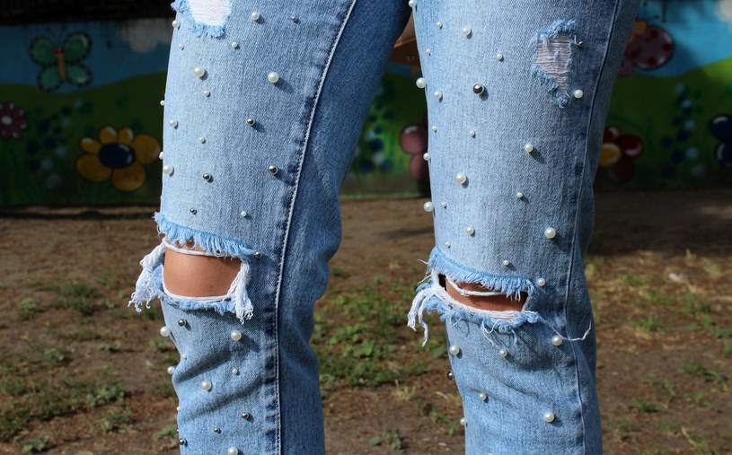 Bogato zdobione, poprzecierane lub dziurawe jeansy są chętnie noszone przez nastolatki. Kobiety po 50-tce powinny jednak z nich zrezygnować /123RF/PICSEL