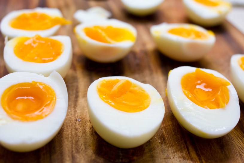 Bogatym źródłem luteiny są żółtka jaj kurzych /123RF/PICSEL