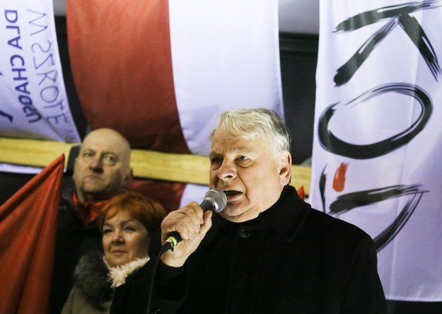 Bogdan Borusewicz przemawia do zebranych podczas protestu przed Sejmem /PAP/Paweł Supernak /PAP