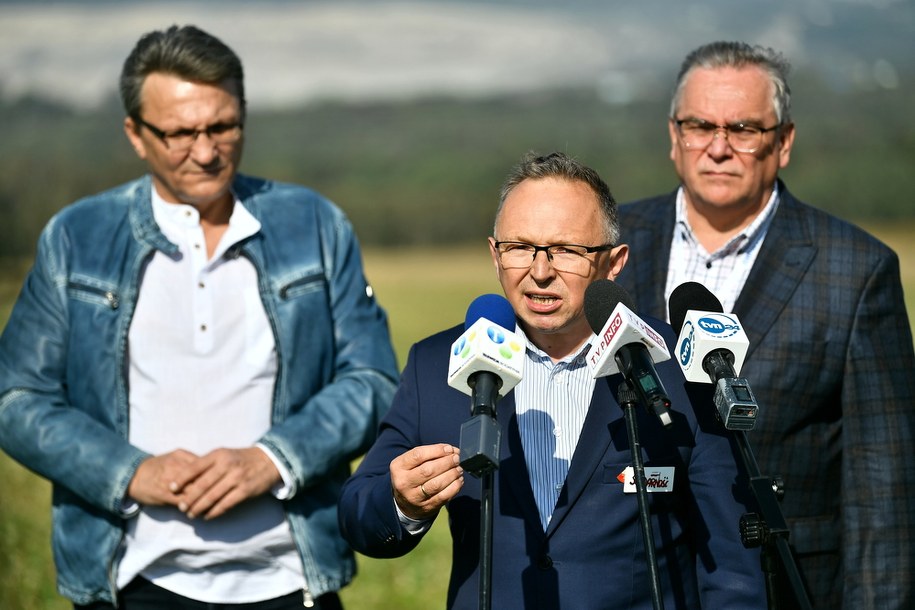 Bogdan Tkocz, bogatyński radny Artur Oliasz  oraz związkowiec Andrzej Grzegorowski / 	Maciej Kulczyński    /PAP