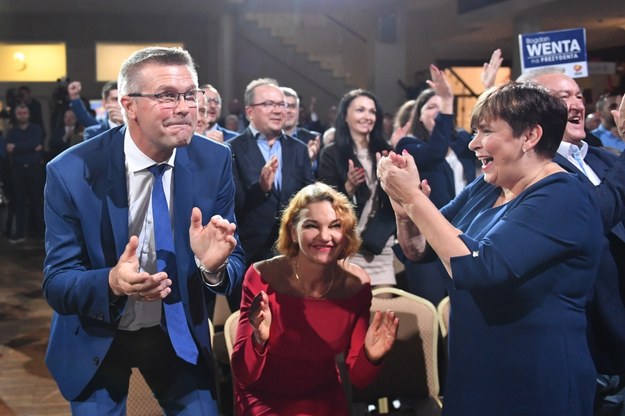 Bogdan Wenta  z żoną Iwoną podczas wieczoru wyborczego w Kielcach / 	Piotr Polak    /PAP