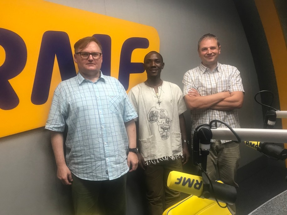 Bogdan Zalewskiegi z ojcem Jeanem de Dieu Bukuru oraz Radosławem Malinowskim /RMF FM