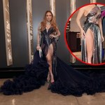 „Bogini” Jennifer Lopez w odważnej sukience z prześwitami. Gorący widok!