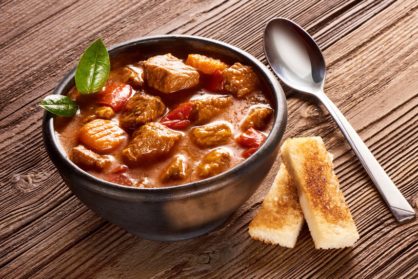 Bogracz to tradycyjna zupa gulaszowa. Świetnie sprawdzi się jako ciepłe danie sylwestrowe /Picsel /123RF/PICSEL