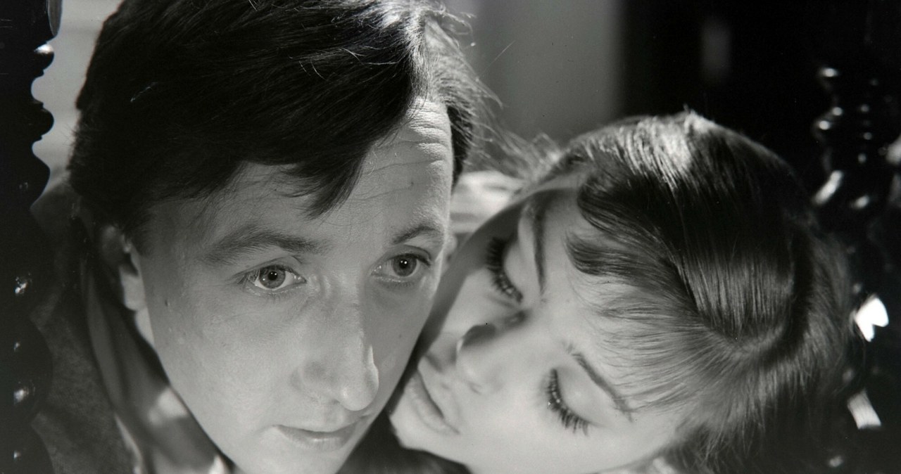 Bogumił Kobiela i Barbara Kwiatkowska w filmie "Zezowate szczęście" (1960) /Polfilm 1 /East News