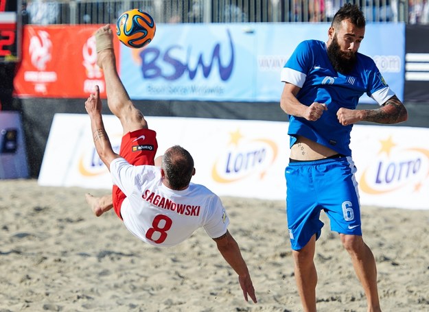 Bogusław Saganowski blokowany przez Greka Konstantinosa Papastathopulosa podczas meczu europejskiej ligi beach soccera w Sopocie  27 czerwca 2014 roku /Adam Warżawa /PAP