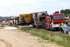 Bogusławice - zderzenie autokaru i dwóch ciężarówek