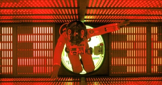 Bohater filmu "2001: Odyseja kosmiczna" stara się wyłączyć zbuntowany komputer /materiały prasowe