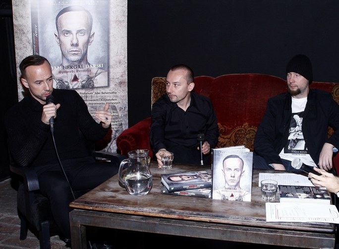 Bohater i autorzy. Od lewej: Nergal, Krzysztof Azarewicz i Piotr Weltrowski /AKPA