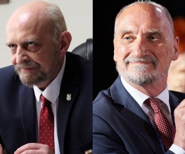 Bohater Janusza Chabiora to filmowy Alojzy, charakteryzatorzy dołożyli jednak wszelkich starań, by przypominał Antoniego Macierewicza. 

W opublikowanym już fragmencie filmu Chabior-Macierewicz odznacza medalem Antoniego Królikowskiego-"Misiaczka". "Gratuluję" - mówi. Następnie obmacuje go po nodze ze słowami: "Masz pięknie wyrzeźbioną łydkę". Po czym oglądamy obu panów, jak tańczą. W pewnym momencie Chabior przerywa jednak taniec i zmierza do pocałowania Królikowskiego.