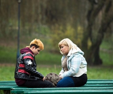 „Bohaterkami są dwie autentyczne dziewczyny, Ania i Kasia, które za pomocą języka filmu fabularnego postanowiły poprzez swoje postacie opowiedzieć o losie wielu dziewczyn podobnych do nich. Dziewczyn, które potrzebują być zauważone i zrozumiane” – mówi reżyser Grzegorz Zariczny.