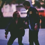 Bohaterowie "Archiwum X" - agenci FBI Scully i Mulder /