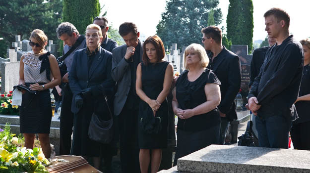 Bohaterowie 'Samego Życia" na jednym z serialowych pogrzebów /Polsat