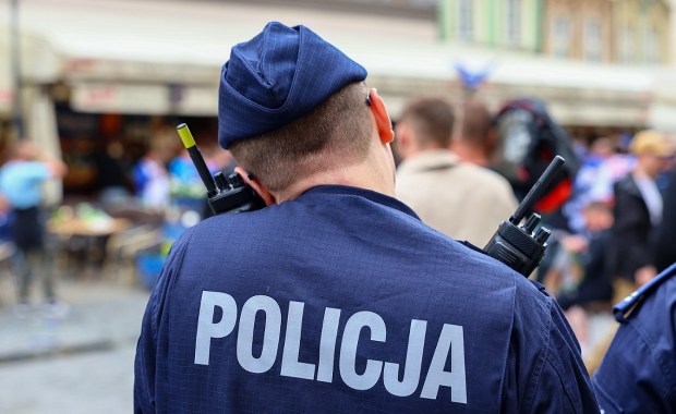 Bohaterski młody człowiek z plecakiem odnaleziony