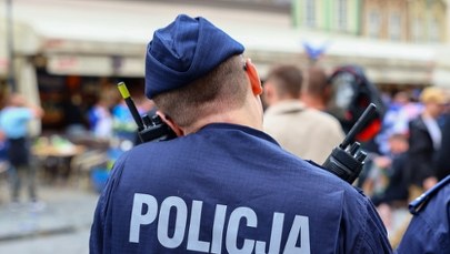 Bohaterski młody człowiek z plecakiem odnaleziony