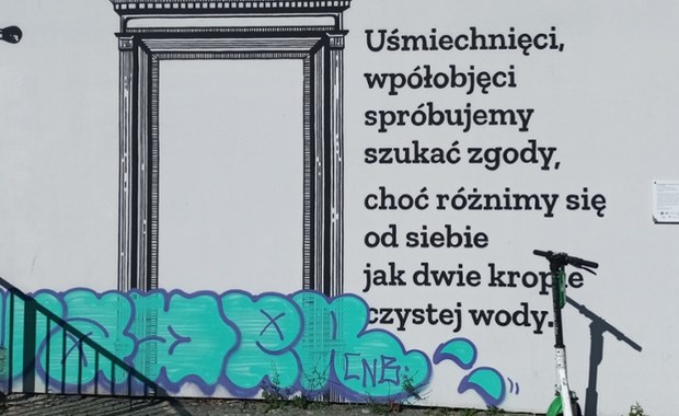 Bohomazy na muralu z wierszem Szymborskiej. Kraków chce walczyć z wandalami