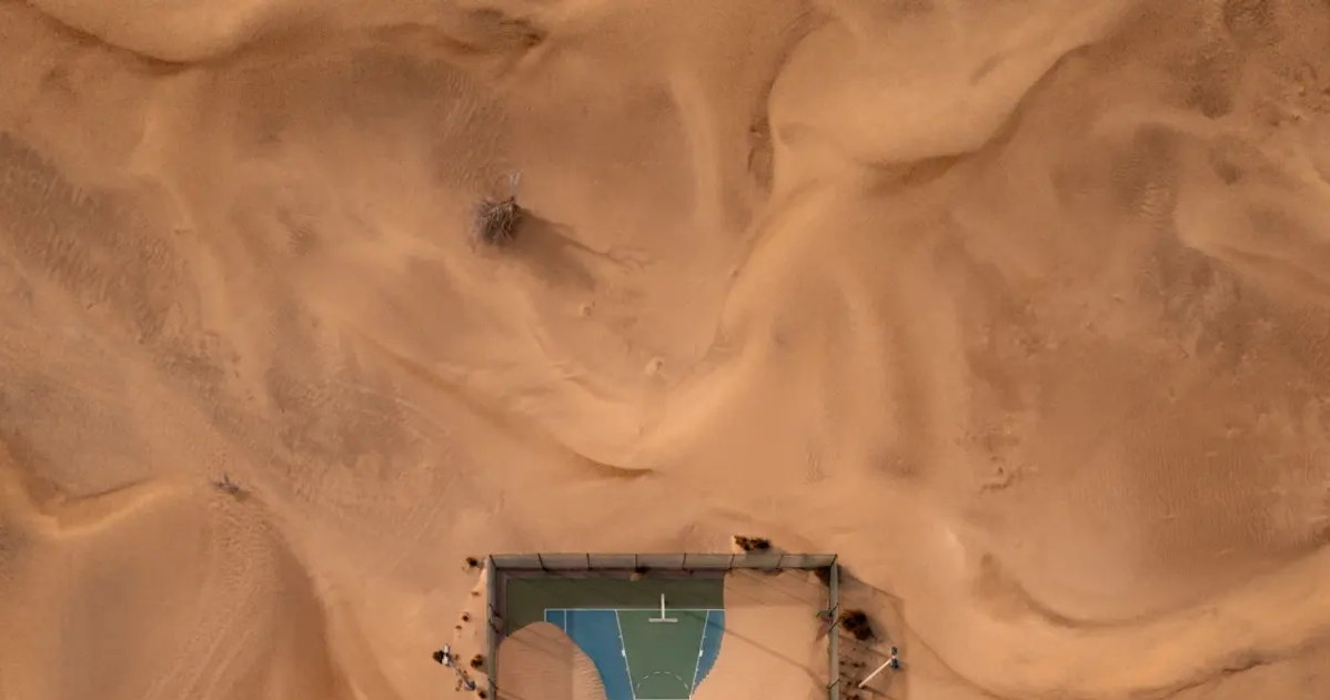 Boisko do koszykówki po burzy piaskowej w Zjednoczonych Emiratach Arabskich / foto: Yura Borschev /domena publiczna