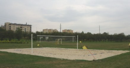 Boisko do siatkówki plażowej znajdujące się na terenie ośrodka. Tylko pogoda nie dopisuje. /INTERIA.PL - Łukasz Kujawa