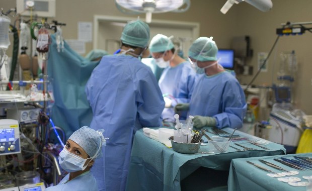 ​Bójka lekarzy na bloku operacyjnym. Rezultat: Połamane nosy i uraz czaszki