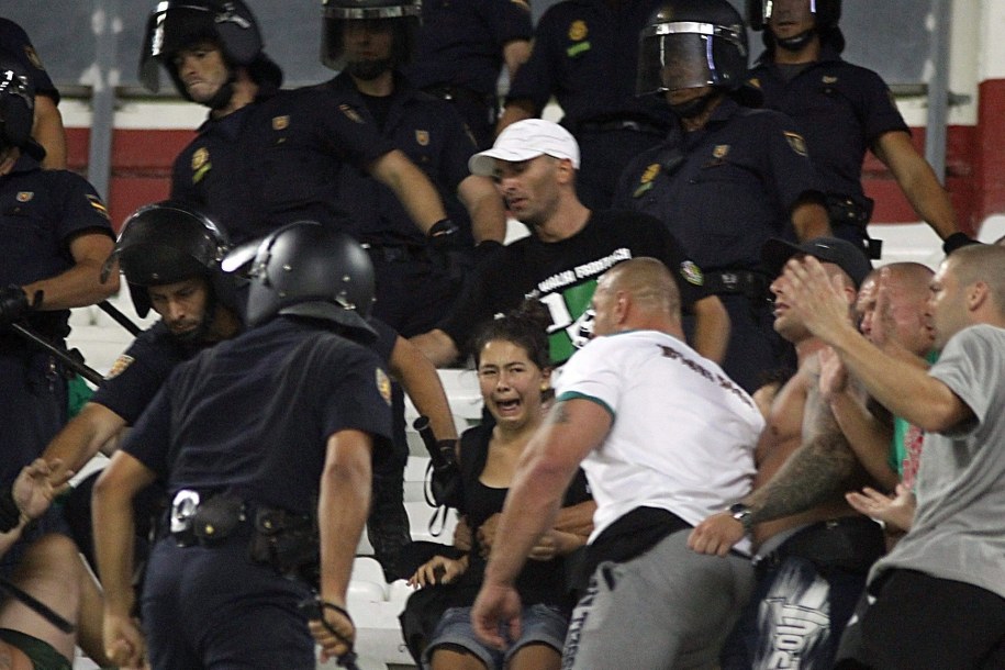 Bójka na meczu w Sewilli /PACO PUENTES /PAP/EPA