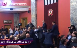 Bójka w gruzińskim parlamencie. "'Nie!' Dla rosyjskiego prawa"