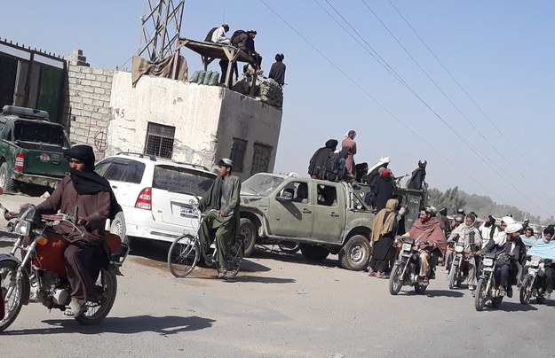 Bojownicy talibów zbierają się po przejęciu kontroli nad Laszkargah, stolicą prowincji Helmand w Afganistanie. /STRINGER /PAP/EPA