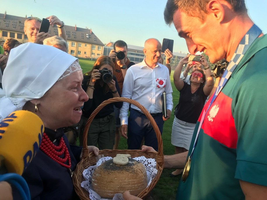 Bojszowy powitały Dawida Tomalę, mistrz olimpijski w chodzie na 50 km /Marcin Buczek /RMF FM