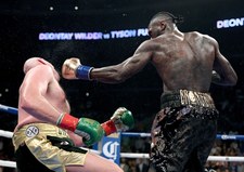 Boks. Bob Arum: Wilder potwornie boksuje, ale jego prawa ręka to laser