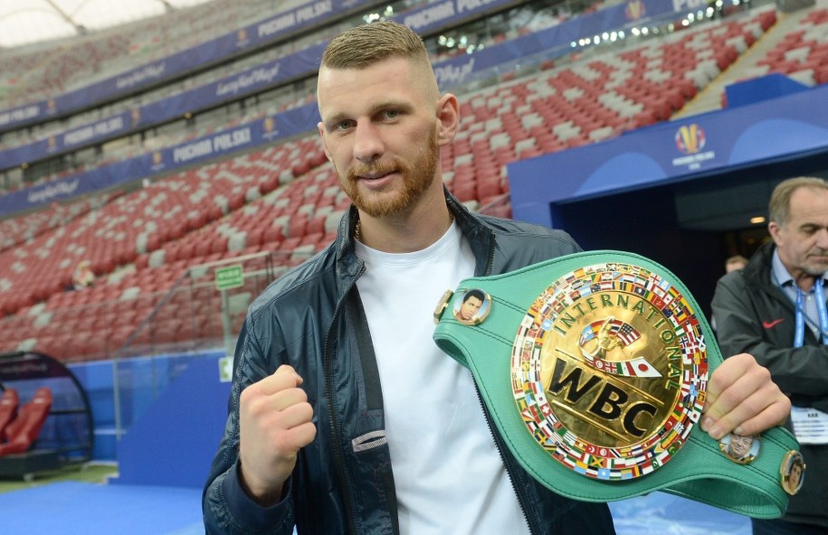 Bokser, fan Legii Warszawa Andrzej Fonfara podczas treningu drużyny na Stadionie Narodowym /Bartłomiej Zborowski /PAP
