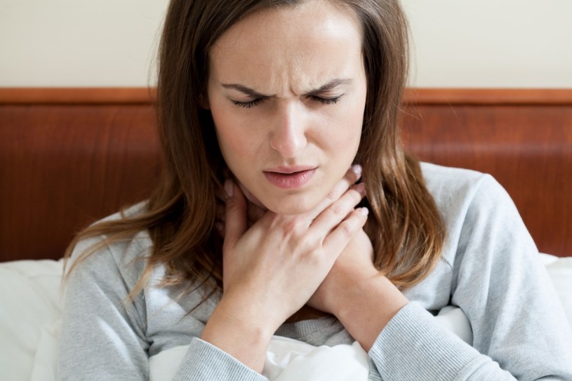 Ból gardła, chrypka czy uczucie ciała obcego w gardle to objawy rozwijającego się raka krtani /123RF/PICSEL