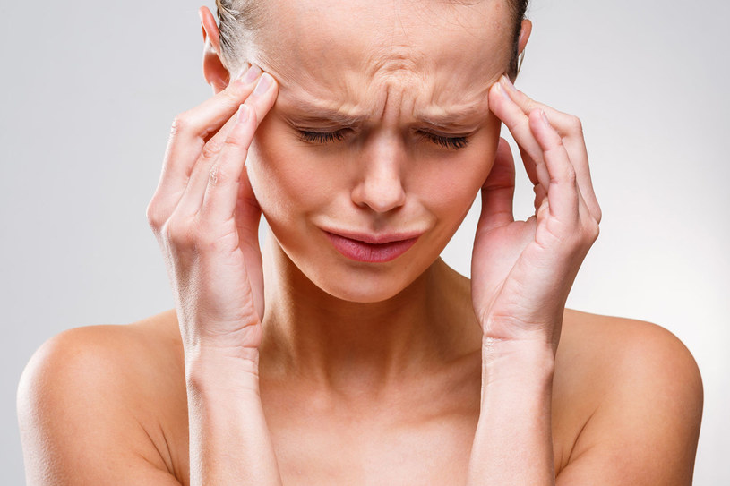 Ból głowy jest napowszechniejszą reakcją na gwałtownie zmieniające się warunki pogodowe /123RF/PICSEL