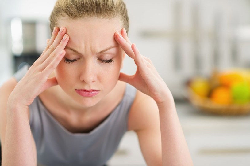 Ból głowy może być jednym z pierwszych objawów przeziębienia. /123RF/PICSEL