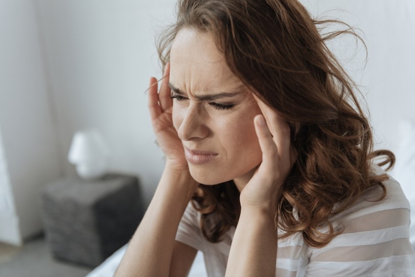 Ból głowy po przebudzeniu dotyczy wielu osób. Choć może być spowodowany spożyciem alkoholu, może być też oznaką problemów zdrowotnych /123RF/PICSEL
